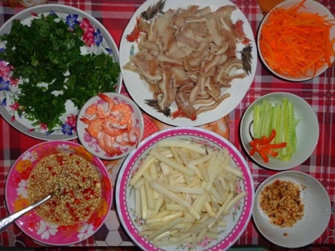 Cách làm gỏi ngó sen tôm thịt: Rau răm, hành phi, ớt cắt sợi, chanh, đậu phộng rang. Chẻ đôi ngó sen, cắt khúc. Hòa 100ml dấm + 200g đường, đánh tan. Ngâm ngó sen trong hỗn hợp dấm đường, rồi cho vào ngăn mát tủ lạnh. Sau một tiếng, vớt ngó sen ra khỏi hỗn hợp, vắt nhẹ cho ráo nước.