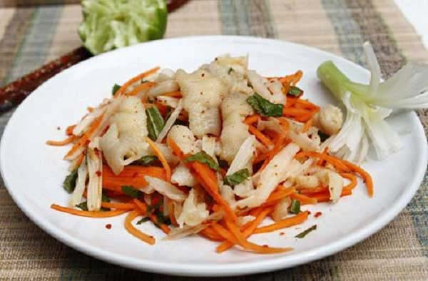 Nộm chân gà ngó sen: Ngó sen giòn giòn cùng với chân gà dai dai được tẩm ướp gia vị chua ngọt cay cay. Nguyên liệu: 4 - 5 cái chân gà, 150 g ngó sen, 1 củ cà rốt, nước mắm ngon, đường, muối tinh, dấm trắng, chanh, tỏi, ớt, gừng, rau răm, rau thơm.