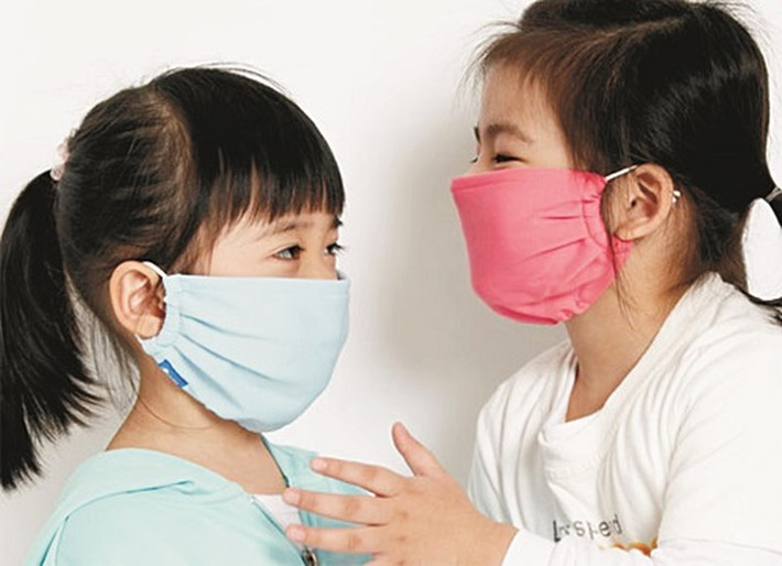 Cách phòng tránh: Thường xuyên rửa tay sạch sẽ cho bé bằng xà phòng. Giữ ấm cơ thể cho bé và hạn chế đưa bé đến chỗ đông người. Đeo khẩu trang cho bé khi đi ra đường. Tránh cho bé tiếp xúc với khói thuốc lá. Bổ sung đầy đủ chất dinh dưỡng cho bé.
