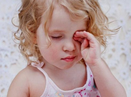 Bệnh đau mắt đỏ: Bệnh thường gặp vào mùa hè đến cuối mùa thu. Bệnh đau mắt đỏ thường có biểu hiện rõ nhất là mắt đỏ và có dử mắt. Dử mắt có thể màu xanh hoặc màu vàng tùy tác nhân gây bệnh. Mi mắt sưng nề, mọng, mắt đỏ (do cương tụ mạch máu), đau nhức, chảy nước mắt.