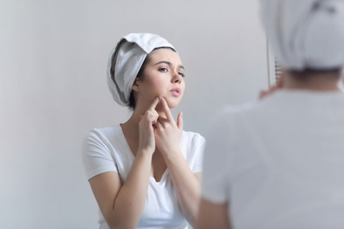 Da nhờn, nổi mụn: Rất nhiều mẹ bầu phải trải qua giai đoạn da bỗng trở nên bóng nhờn và rất dễ nổi mụn. Đó là kết quả của quá trình tăng hormone, kích thích da tiết nhiều bã nhờn và dầu, làm tắc nghẽn lỗ chân lông khiến da bị nhờn và có mụn.
