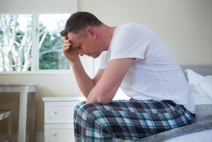 Bệnh Peyronie phát sinh do sự phát triển của một mô sẹo xơ bên trong “của quý” gây ra cương cứng cong hoặc đau đớn. Bệnh có thể gây khó khăn cho bạn khi quan hệ hoặc duy trì cương cứng.