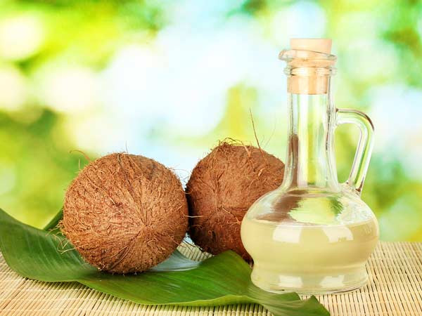 Dầu dừa: Phụ nữ Thái sử dụng dầu dừa thường xuyên để tăng cường vẻ đẹp làn da. Lấy một ít dầu dừa thoa đều lên mặt, nhẹ nhàng mát xa theo chuyển động tròn trong vài phút trước khi rửa sạch bằng nước.