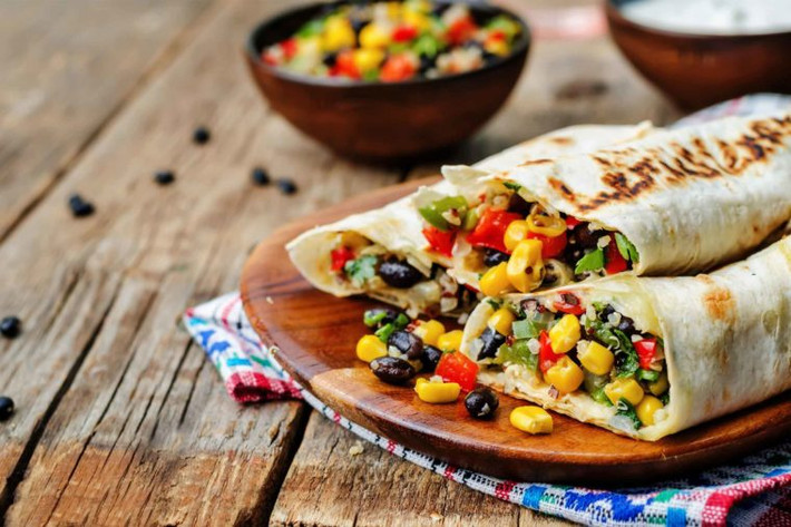 Bánh cuộn rau củ: Dải lớp vỏ bánh tortilla rồi thêm đậu đen luộc chín, ớt đỏ nướng, một chút phô mai trộn rồi cuộn trong. Cho bánh vào lò vi sóng quay vài phút là bạn đã có bữa ăn sáng thịnh soạn.