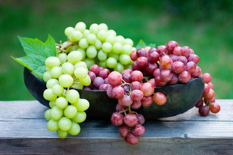 Nho cũng thường xuất hiện trong danh sách, với hơn 96% thử nghiệm dương tính với dư lượng thuốc trừ sâu.