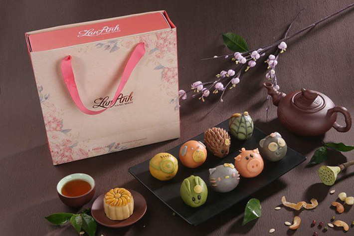 Màu bánh được làm từ các loại rau củ tự nhiên nên người tiêu dùng khá an tâm.