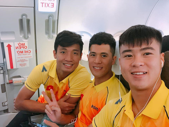 Ngay cả khi trên đường đi thi đấu ASIAD, họ cũng không quên chọn chỗ ngồi cạnh nhau và vẫn như thường lệ, một tấm hình selfie ra đời. Em út Đình Trọng đăng tải trên trang cá nhân với dòng chú thích: "Chúng tôi đã sẵn sàng cho thử thách mới".