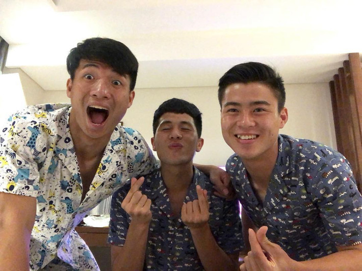 Trên sân cỏ, lúc tham gia sự kiện thân nhau là thế, nhưng tới khi đi ngủ, các chàng trai vẫn "không rời", diện đồ ngủ đồng phục. Nhờ sự thân thiết ở đời thường nên khi thi đấu, họ rất ăn ý, hiểu nhau.
