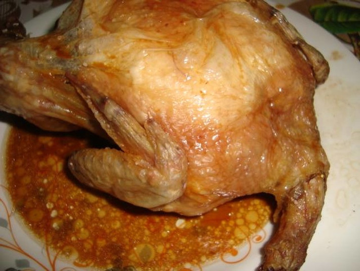 Để món gà nướng không bị khô, hãy đổ nước dùng gà lên trên.