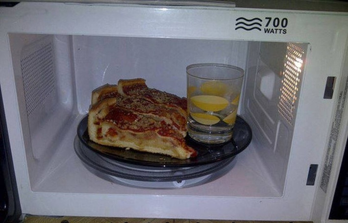 Cách hâm nóng pizza: Hâm nóng lại pizza sẽ không thể ngon như ban đầu. Tuy nhiên nếu bạn phải hâm nóng nó, cách tốt nhất là đặt một ly nước cùng bánh trong lò vi sóng trong khi hâm nóng để ngăn không cho bánh pizza bị khô.
