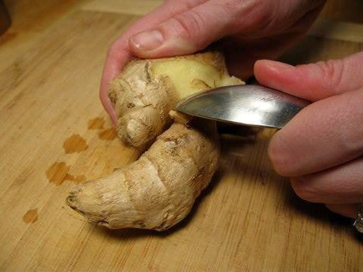 Cách gọt vỏ gừng đúng cách: Sử dụng các cạnh mịn của chiếc thìa là mẹo nấu ăn tốt nhất để loại bỏ vỏ gừng.