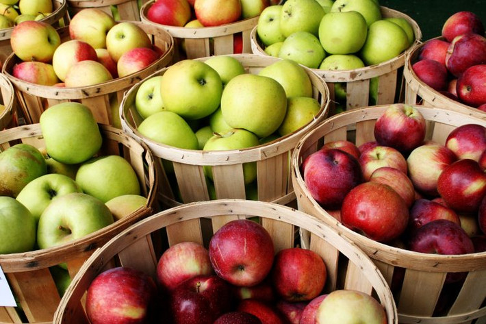 Táo chứa hàm lượng pectin dồi dào, có tác dụng nhuận tràng và làm mềm phân. Ngoài ra, táo cũng giúp cải thiện sức khỏe tiêu hóa bằng cách tăng số lượng vi khuẩn có lợi trong đường ruột. Bạn nên ăn táo cả vỏ vì nó chứa nhiều chất xơ hơn.