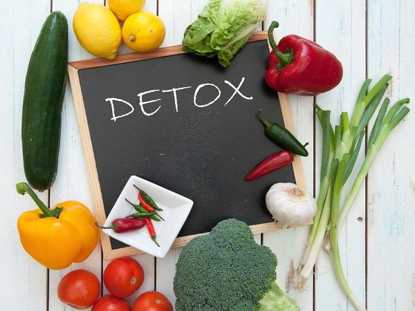 Giải độc: Tảo lục giúp giải độc và loại bỏ nhiều kim loại nặng và độc tố khác nhau ra khỏi cơ thể. Vitamin, khoáng chất và chất chống oxy hóa trong clorella cũng giúp sửa chữa các tổn thương trong cơ thể.