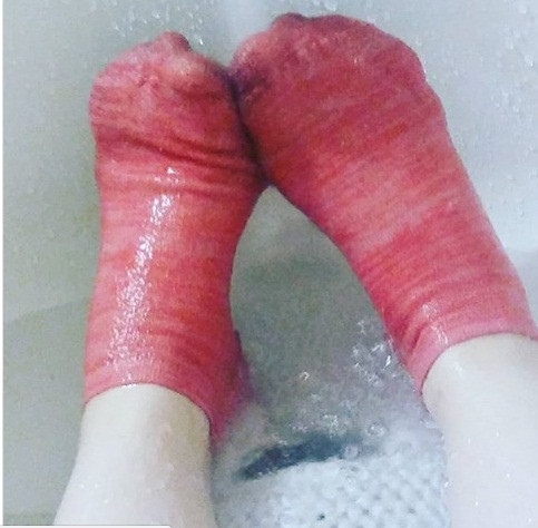 Đi tất ướt qua đêm: Đi tất ướt ngủ qua đêm sẽ giúp kiểm soát nhiệt độ cao trong cơ thể và hỗ trợ trong điều chỉnh mức huyết áp, do đó ngăn ngừa nôn nao. Ảnh: BS.