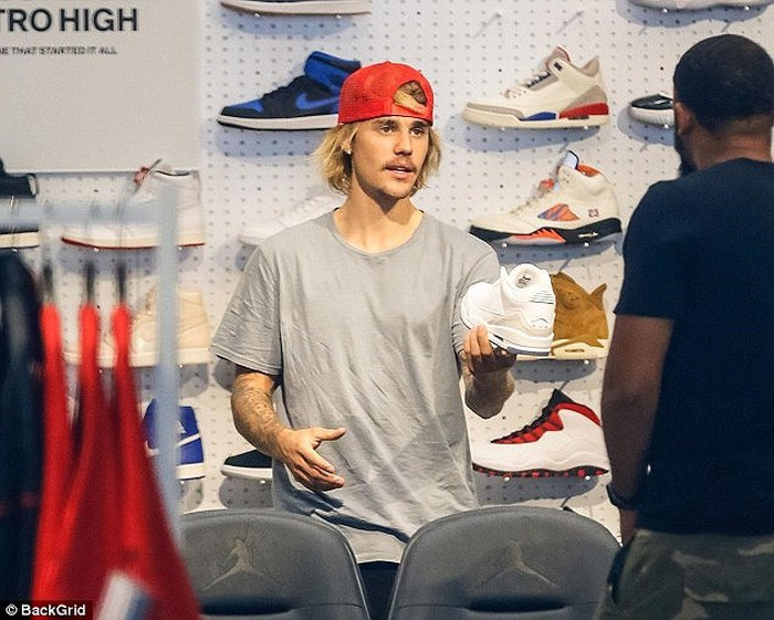 Mặc dù bị chỉ trích vì đính hôn và "yêu nhanh cưới vội" nhưng bạn gái Justin Bieber khẳng định, "Tôi không nghĩ chuyện đó thật sự ảnh hưởng đến tôi. Tôi đã học được cách cố gắng phớt lờ những điều tiêu cực...".