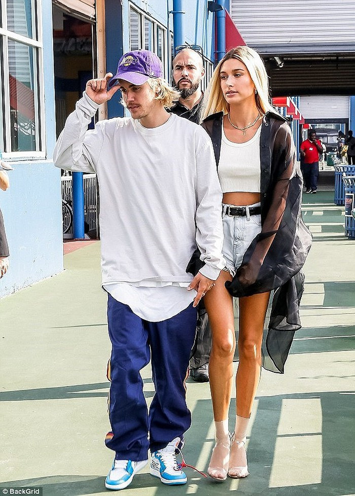 Justin Bieber bị bắt gặp khi đang tay trong tay sánh đôi cùng hôn thê Hailey Baldwin tham dự show diễn của John Elliott tại New York vào ngày 6/9.