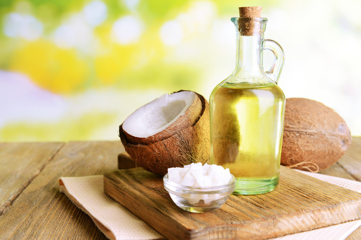 Dầu dừa: Ngậm 1-2 muỗng canh dầu dừa trong miệng trong 10-15 phút. Sau đó nhổ nó ra và súc miệng với nước ấm.