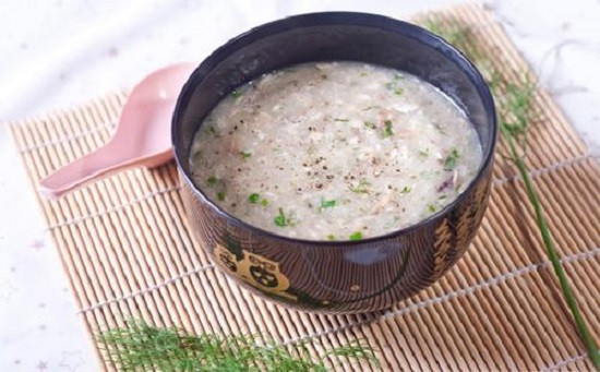 Gạo tẻ vo sạch đổ nước vào nấu cháo, khi cháo nhừ đổ bát thịt xào niễng nấm hương vào đảo đều, đun sôi là được. Món này tốt cho người mắc bệnh tiểu đường. Ảnh: Internet.