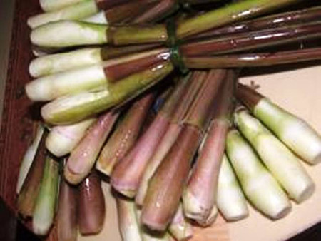 Củ niễng xào thịt bò: Đây là món ăn ngon miệng mà lại dễ chế biến từ cũ niễng. Nguyên liệu: Củ niễng, thịt bò, tỏi, hành tím, hạt nêm, bột canh, dầu ăn.