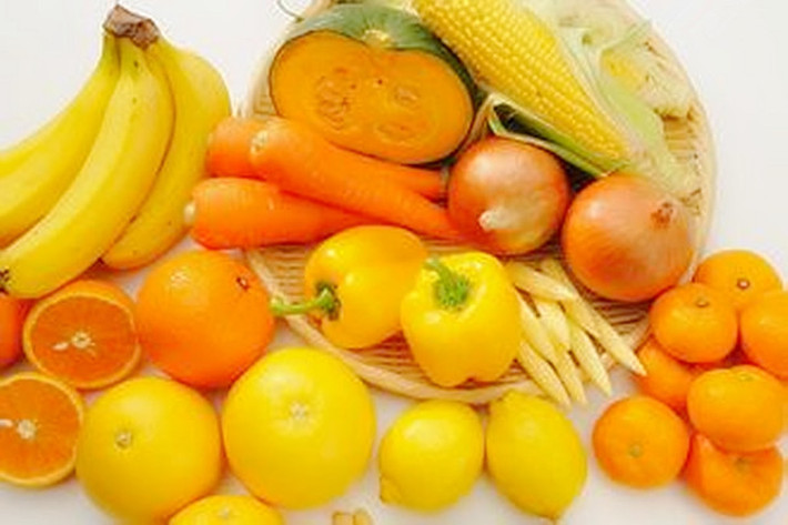 Một số loại trái cây màu cam và màu vàng: Cam, chanh, chuối, xoài, dứa, khế, mơ, đào, hồng, bưởi, đu đủ...Ngoài ra, còn có các loại rau màu cam và vàng: Cà rốt, khoai lang, ngô, bí ngô, củ cải đường vàng, ớt vàng, các loại gia vị như củ nghệ và gừng...