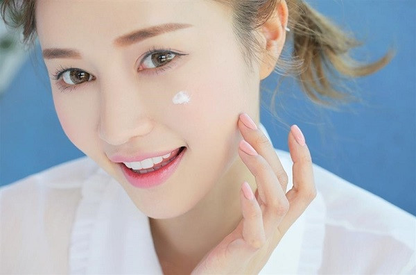 Không bao giờ quên kem dưỡng ẩm: Muốn để mặt mộc mà vẫn xinh tươi thì da phải luôn mịn màng, căng bóng, mà muốn làn da đẹp như vậy thì kem dưỡng ẩm là điều quan trọng nhất. Nên chọn loại kem có kết cấu mỏng nhẹ, dễ thẩm thấu, dùng được cho cả ngày và đêm.