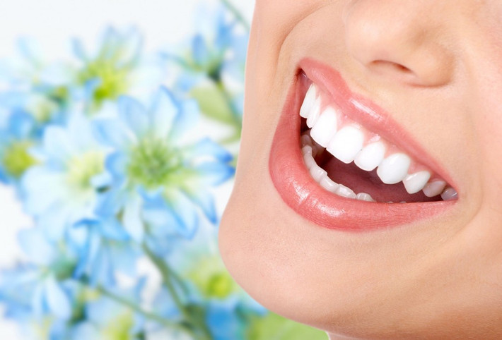 Làm trắng răng: Nụ cười tỏa sáng với hàm răng trắng sẽ giúp bạn ghi điểm với đối phương. Nếu được, bạn hãy sử dụng kem làm trắng răng thường xuyên, đặc biệt là sau khi uống cà phê và rượu vang. Nếu răng bạn có màu xám tự nhiên hay bị ố vàng, hãy đến gặp bác sĩ nha khoa để được làm trắng một cách chuyên nghiệp nhất.
