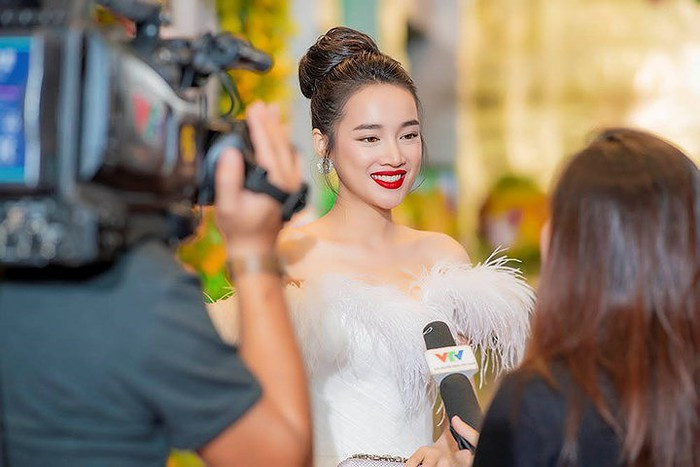 Trên thảm đỏ VTV Awards 2018, Nhã Phương trông nổi bật khi diện đầm trắng xòe bồng bềnh xinh đẹp như công chúa của NTK Chung Thanh Phong. (VOV.VN)