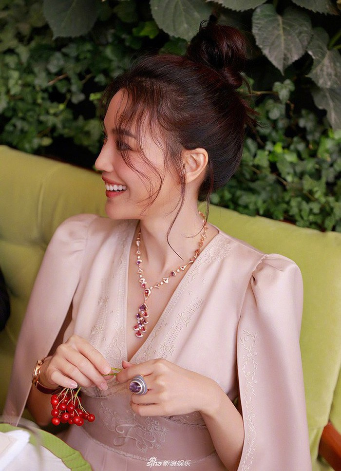 Mới đây, những hình ảnh của Thư Kỳ tham dự tại một sự kiện tại Nga đã nhanh chóng khiến cư dân mạng phải xuýt xoa vì nhan sắc càng ngày càng lộng lẫy của mình. Trong bộ váy xẻ ngực sâu, thắt eo tinh tế, Thư Kỳ khoe trọn vẹn nhan sắc đỉnh cao ở tuổi 42. (Afamily)