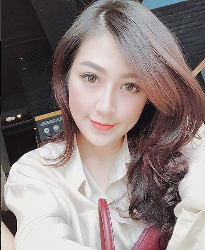 Từ sau khi kết hôn, Tú Anh đã thoải mái hơn trong việc chia sẻ những hình ảnh về cuộc sống riêng tư của mình lên trang cá nhân. Mới đây, cô nàng cùng chồng có chuyến trăng mật muộn tại Hàn Quốc. Cả hai dành cho nhau nhiều thời gian bên nhau. Cô nàng cũng khéo léo khoe hình ảnh hai vợ chồng ngọt ngào bên nhau. (Afamily)