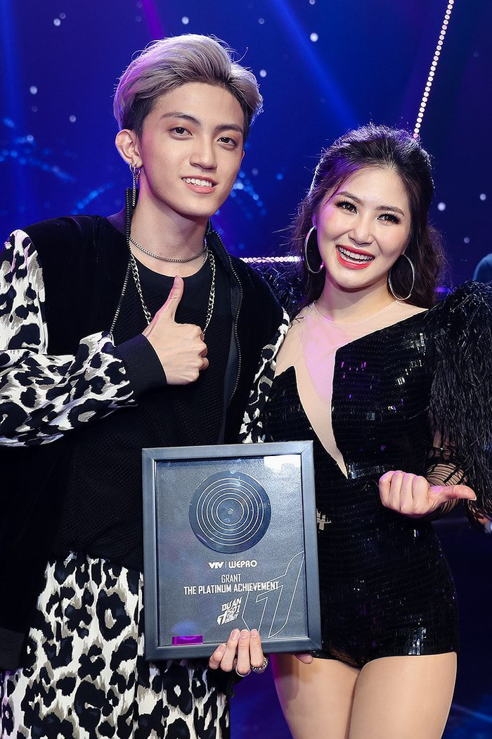 Hương Tràm giúp Tùng Dương, thí sinh 3 lần bị loại, thành quán quân The Debut 2018. Khán giả cho rằng giọng ca của "quán quân lận đận" này không nổi trội hơn 3 thí sinh đêm chung kết. (Người lao động)