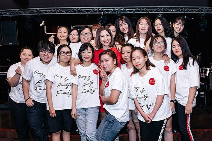 Chiều qua (7/9), buổi fan meeting của Hoàng Oanh đã diễn ra trong không gian ấm cúng tại Tp.HCM. Buổi fan meeting là dịp để Hoàng Oanh gửi lời tri ân đến những khán giả đã luôn yêu thương, ủng hộ mình trong suốt thời gian vừa qua. (Ngôi sao)
