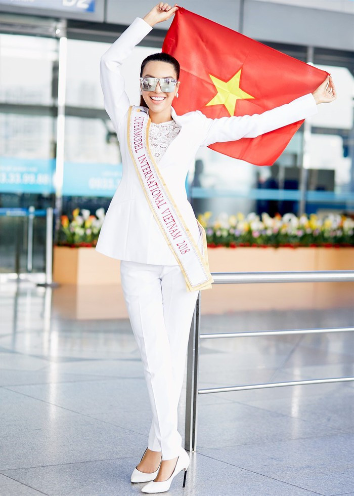 Siêu mẫu Dương Nguyễn Khả Trang đã lên đường sang Thái Lan tham dự cuộc thi Super Model Internatinonal. Là đại diện đầu tiên của dự án bước vào đấu trường nhan sắc thế giới, cô nhận được rất nhiều kỳ vọng từ mọi người. (Lao động)