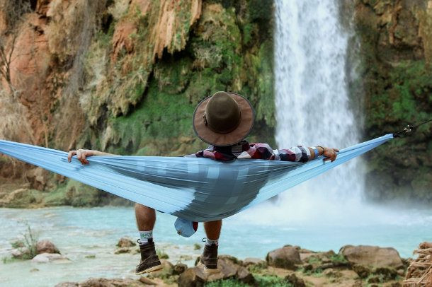 Tiếng cười dịu đi và làm giãn cơ bắp.: Cười có khả năng làm dịu căng thẳng bằng cách thư giãn các cơ trên khắp cơ thể, đặc biệt là các cơ của mặt, cổ, vai và bụng. Khi tiếng cười không kiểm soát được, điều này tạo ra một phản ứng co giật giúp nới lỏng căng cơ và vận động hơi thở.