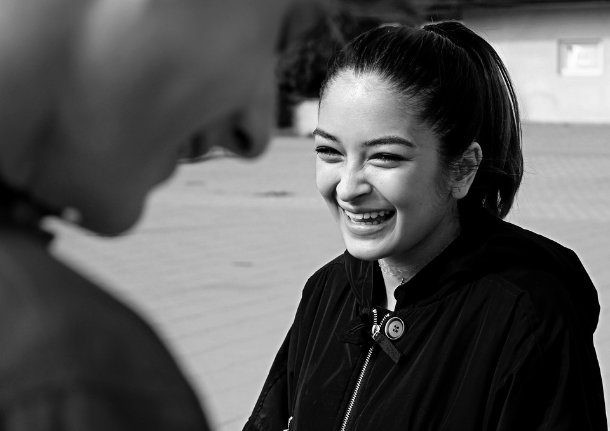 Nụ cười khiến bạn hấp dẫn hơn: Nghiên cứu đã chỉ ra rằng cười làm tăng tính hấp dẫn của bạn. Theo đó, người dí dỏm và hài hước thường dễ gần hơn.