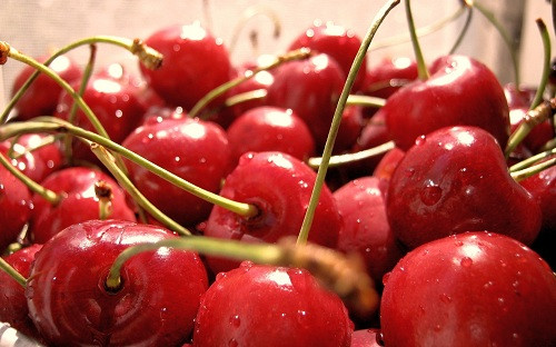 6. Mứt anh đào ngâm Loại thực phẩm này trông rất đẹp mắt, giống như đồ trang sức sáng màu trong một lọ thủy tinh, nhưng bất cứ ai bị hen suyễn dễ nhạy cảm với sulfite thì không nên ăn. Trái cây đóng hộp và các loại nước ép trái cây đóng chai, chẳng hạn như chanh ép, có thể cũng chứa chất bảo quản làm kích hoạt cơn co thắt phế quản hoặc các triệu chứng khác của bệnh hen suyễn.