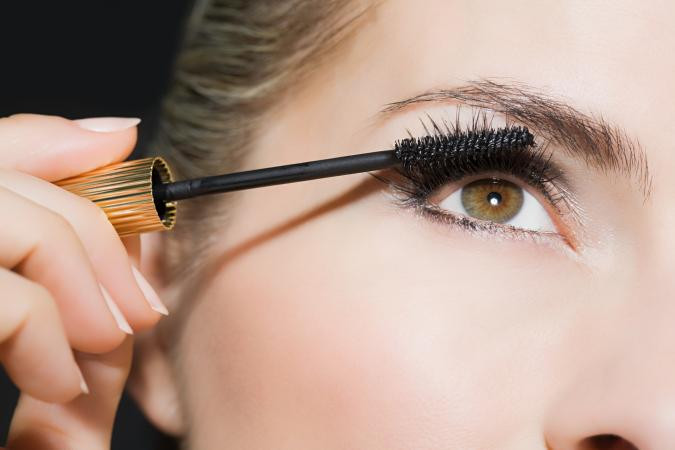 Không sử dụng đúng cách đồ trang điểm mắt: Các sản phẩm làm đẹp như mascara, bút kẻ mắt, bóng mắt và kem mắt được sử dụng trong và xung quanh mắt nếu không sạch sẽ có thể khiến mắt ngứa và nhiễm trùng. Ảnh: Internet.