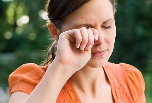 Dụi mắt: Dụi mắt có thể làm bạn cảm thấy tốt trong một thời gian ngắn nhưng nếu mắt có vật lạ có thể dẫn đến trầy xước và biến dạng giác mạc.