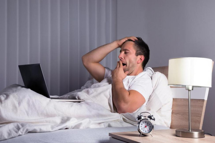 Không ngủ đủ giấc là một thói quen xấu gây tổn thương mắt bạn. Mất ngủ là một nguyên nhân khiến mắt bạn không có tuần hoàn chất lỏng cần thiết, dẫn đến bọng mắt và sưng mắt.
