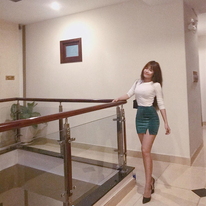 Hầu hết trang phục của cô nàng đều tôn lên được các đường cong. Chiếc áo trắng bó phối với váy xanh ngắn tôn lên 3 vòng hoàn hảo và đôi chân dài như người mẫu. Ảnh: Facebook, Internet.