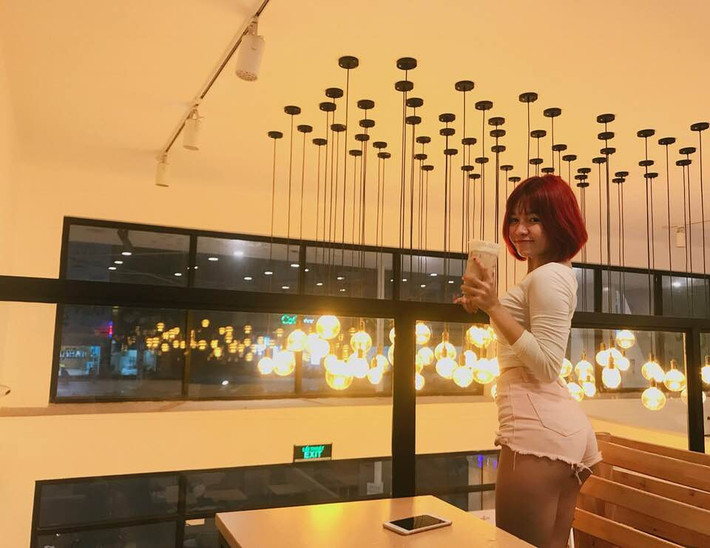 Cô có gu thời trang vừa đơn giản vừa gợi cảm.