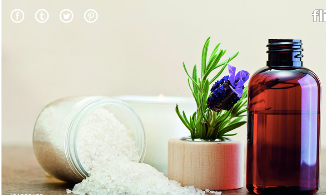 Tắm ngồi bằng nước muối: Muối là một phương thuốc kháng khuẩn và chữa bệnh tuyệt vời. Như bạn biết, các bồn tắm thành phần cơ bản là nước muối được khuyến khích sử dụng cho bệnh trĩ hoặc bị ngứa. Phương pháp này rất đơn giản. Bạn thêm khoảng ¼ chén muối vào nước ấm. Ngồi ngâm trong bồn tắm ít nhất 30 phút và thay nước ấm thường xuyên.