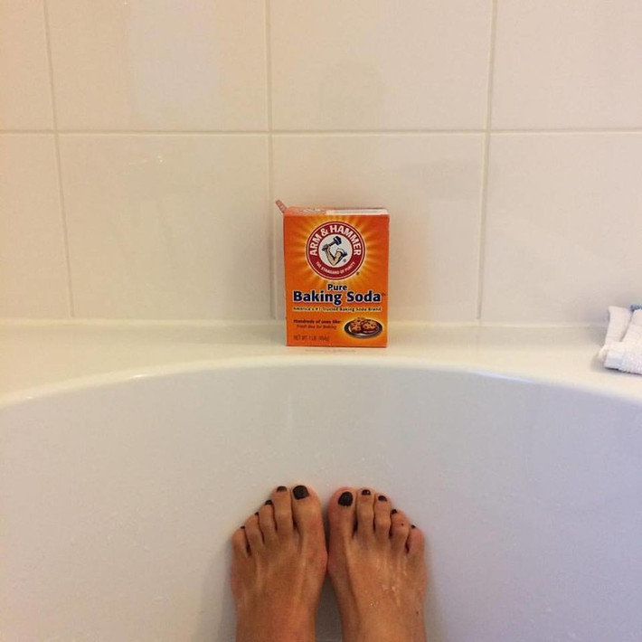 Tắm ngồi với baking soda được khuyến cáo giảm nhiễm trùng, vì baking soda có tác dụng kháng khuẩn. Chỉ cần cho 4 đến 5 muỗng canh baking soda trong bồn tắm hòa tan. Ngồi trong bồn ít nhất 20 phút cho đến khi nước lạnh.