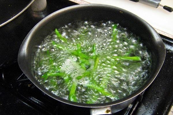 Luộc rau xanh: Muốn giữ được màu xanh tươi của rau khi luộc chúng ta nên mở nắp và khi rau chính vớt rau ngâm với nước đun sôi để nguội chừng 3- 5 phút sẽ giúp rau tươi ngon hơn.