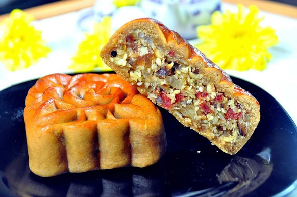1. Không ăn thay bữa sáng Nhiều người thích ăn bánh trung thu nên có thể ăn mọi lúc, thậm chí còn thay cho bữa sáng hay một bữa nào đó trong ngày. Đây thật sự là sai lầm bởi nó gây ra sự mất cân bằng dinh dưỡng cho cơ thể. Bánh trung thu có chứa lượng đường cao và nếu ăn vào buổi sáng, lượng đường trong máu sẽ tăng lên, khiến bạn cảm thấy mệt mỏi, không chỉ ảnh hưởng đến sức khỏe mà còn cả tâm trạng của bạn.
