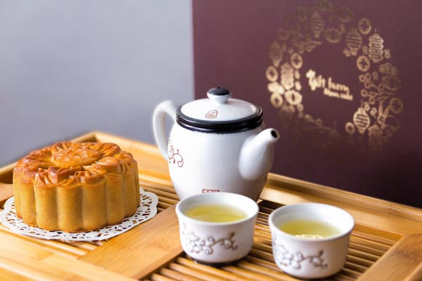 3. Uống trà khi ăn Ăn bánh trung thu nên kèm theo một tách trà. Bánh trung thu về cơ bản thành phần gồm rất nhiều bột, đường, dầu, mỡ động vật trong khi trà chứa axit axetic có thể giúp tiêu hóa và ngăn ngừa tích tụ chất béo trong cơ thể, vì vậy một tách trà sẽ giúp cơ thể dễ chuyển hoá hơn. Tốt nhất là dùng trà xanh, trà nhài, trà hoa cúc. Tránh đồ uống có ga vì kết hợp cùng bánh trung thu sẽ khiến cơ thể phải nạp một lượng calo và đường rất lớn.