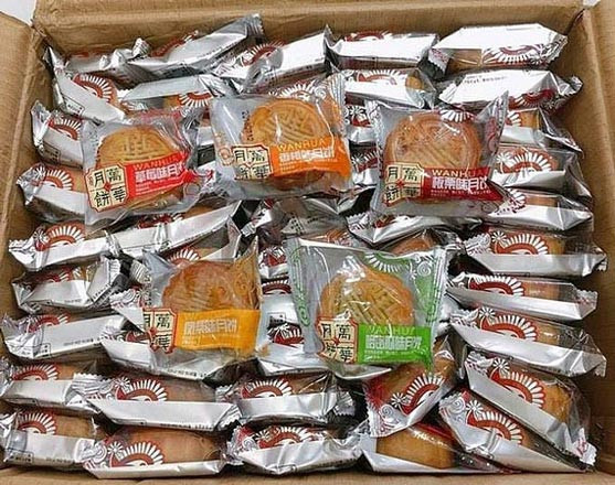 5. Không ăn bánh trung thu đã quá hạn Đừng nên miễn cưỡng phải ăn bánh trung thu quá hạn sử dụng dù chỉ qua 1 ngày. Vì rất nhiều vi khuẩn có thể sinh sôi nảy nở, chưa kể đến quá trình bảo quản chưa tốt có thể thúc đẩy bánh nhanh chóng hỏng hơn thời gian quy định. Ngoài ra, những chất bảo quản trong bánh hết hạn sẽ trở nên độc hại cho cơ thể. Ngoài ra, trong mỗi lần ăn, bạn phải tính toán để không cắt quá nhiều bánh, tránh tình trạng bánh thừa để lại, phải bảo quản trong tủ lạnh sẽ khiến bánh mất độ tươi.
