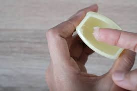 Chất mỡ Petroleum jelly (có trong sáp dưỡng ẩm): Chất mỡ này có thể có tác dụng trong việc dưỡng ẩm cho vùng da khô và nhạy cảm, cũng như làm lành vết cắt, vết bọ cắn,..., nhưng chúng không phải là sản phẩm dưỡng ẩm có hiệu quả lâu dài.