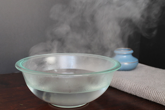 Nước nóng: Tắm nước nóng khiến chúng ta thấy sảng khoái, nhưng nó làm mất đi độ ẩm của lớp da ngoài cùng. Nước nóng sẽ phá hủy lớp dầu tự nhiên của các biểu bì và cuốn đi lớp ngăn cách độ ẩm thoát khỏi làn da, gây mất cân bằng và làm khô da mặt.