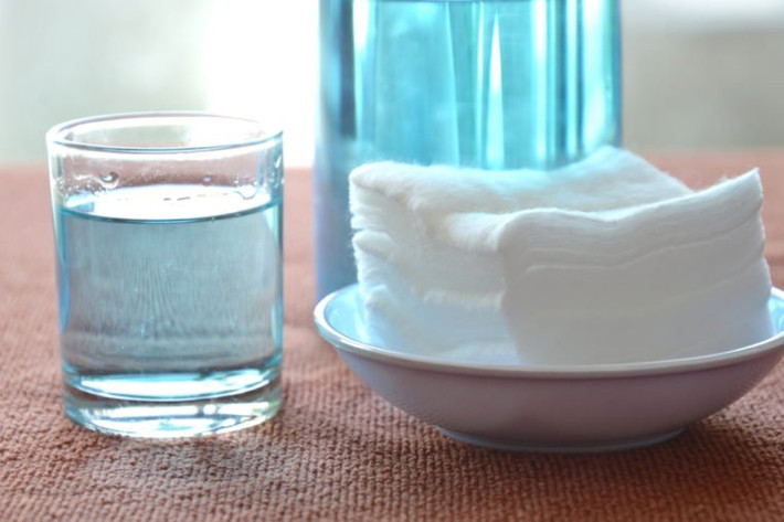 Hydrogen Peroxide (Oxy già): Sử dụng oxy già là cách tốt nhất để tránh nhiễm trùng vết thương do vết cắt hay bỏng nhưng chất oxy hóa này không hề thích hợp để điều trị mụn chút nào bởi chất oxy hóa có khả năng bào mòn tự nhiên này có gây bỏng, phồng rộp da.
