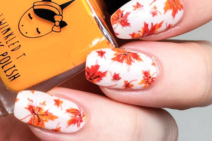 Nail đẹp hình lá phong vàng trên nên trắng giúp bạn nổi bật hơn trong dịp lễ trung thu.
